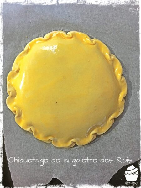 Galette dorée avant cuisson, bord chiqueté