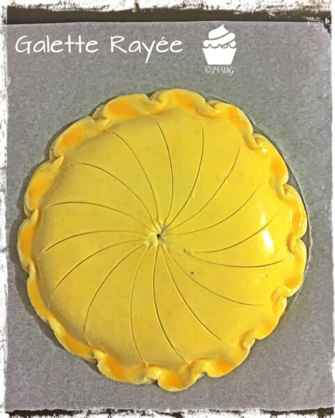 Galette dorée avant cuisson, décor rayé en spirale