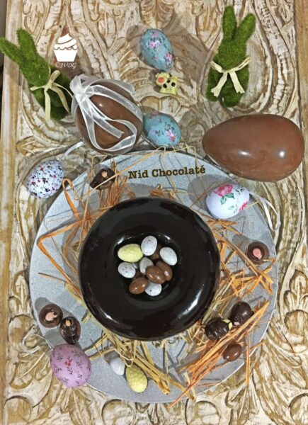 Entremets Nid Chocolaté entouré d’œufs de Pâques