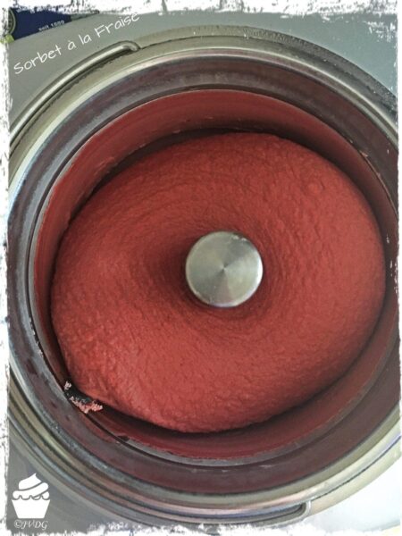 Sorbet à la fraise dans la cuve de la sorbetière
