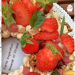 Fraises posées sur la tarte Inspiration amande et fraise en gros plan