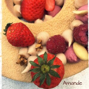Fraises et framboises sur l’entremets Amande Chérie en gros plan