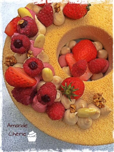 Anneau de l’entremets Amande Chérie garni de fruits rouges en gros plan