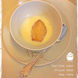 Mini madeleine dans un bol au Salon Proust
