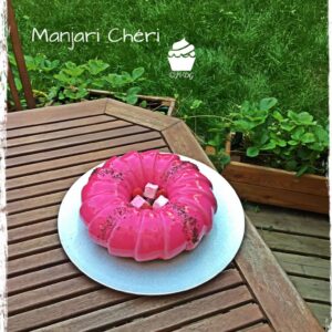 Entremets Manjari Chéri au glaçage rose en couronne