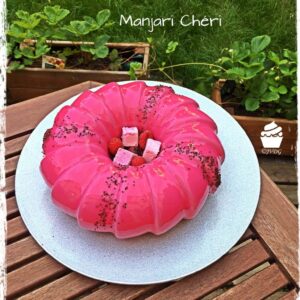 Entremets Manjari Chéri au glaçage rose en couronne