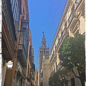 Ruelle étroite avec la Giralda au fond