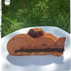 Part de l’entremets Manjari Cloud coupée dans une assiette