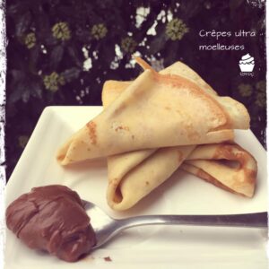 Crêpes ultra moelleuses pliées, servies avec de la pâte à tartiner au chocolat