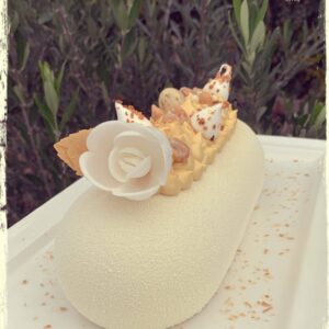 Birthday blanche avec une rose et de la ganache passion
