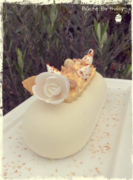Birthday blanche avec une rose et de la ganache passion
