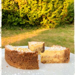 Parts de Tarte cuite citron speculoos sur une assiette, à l’extérieur