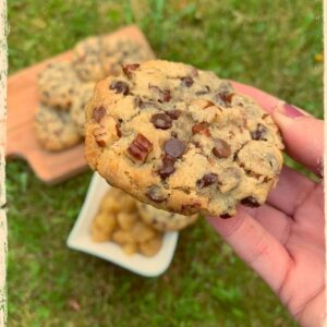 Cookie aux pépites de chocolat présenté à la main