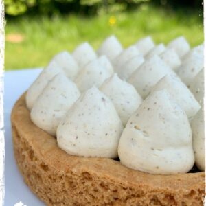 Sablé garni de dômes pointus de crème diplomate à la vanille