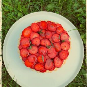 Charlotte aux fraises vue de dessus sur une assiette