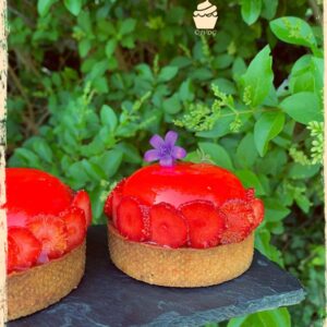 Deux tartelettes fraise, vanille et huile d’olive présentées sur une ardoise