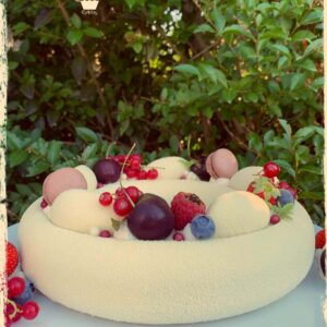 Entremets Et Finalement blanc en couronne garni de fruits rouges, vu de côté