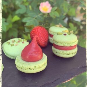 Macarons garnis présentés sur une ardoise avec une fraise