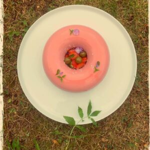 Entremets Fraisi rose vu de dessus sur une assiette