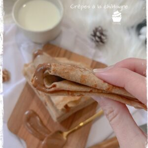 Crêpe à la châtaigne garnie tenue à la main