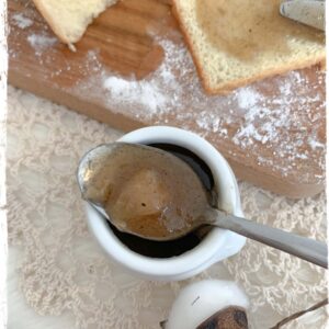 Tranches de brioche tartinées de confiture de poire et vanille