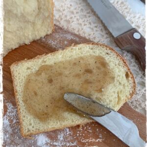 Tranche de brioche tartinée de confiture de poire et vanille