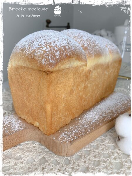 Brioche à la crème entière, dorée et saupoudrée de sucre glace