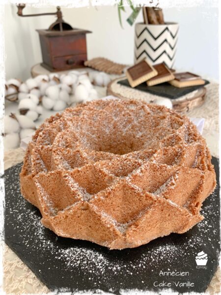 Gâteau annécien saupoudré de sucre glace sur une ardoise