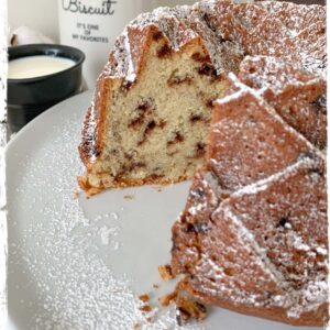 Bundt cake lait fermenté et chocolat entamé montrant les pépites