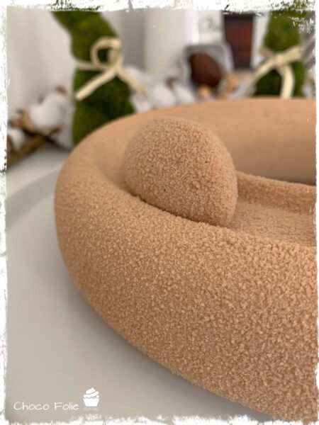 Gros plan sur l’entremets Choco Folie et son décor floqué