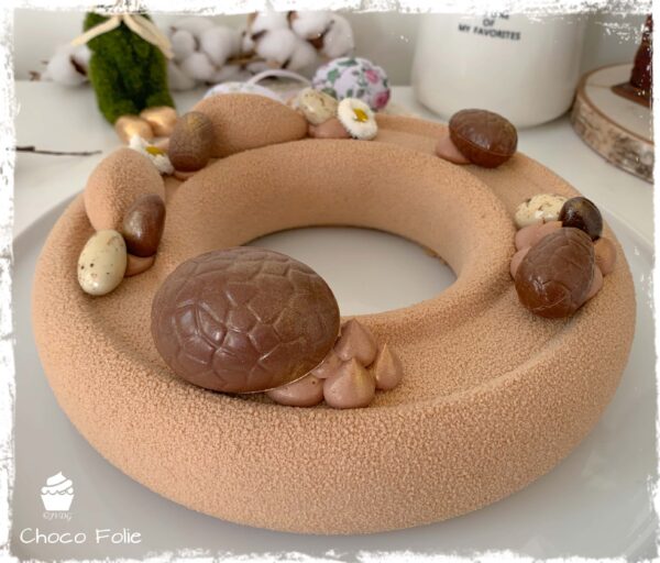 Entremets Choco Folie en couronne décoré d’œufs en chocolat
