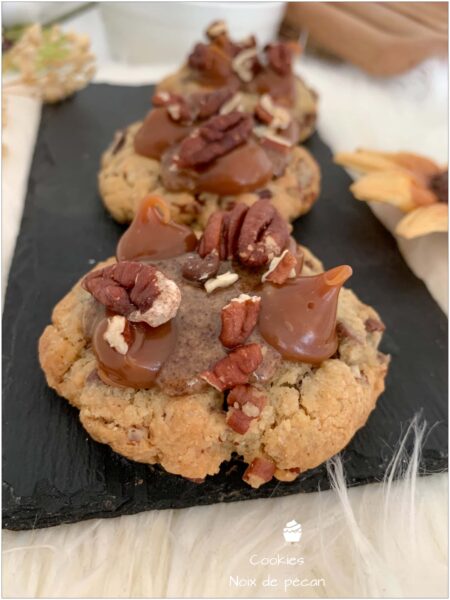 Cookies noix de pécan garnis alignés sur une ardoise