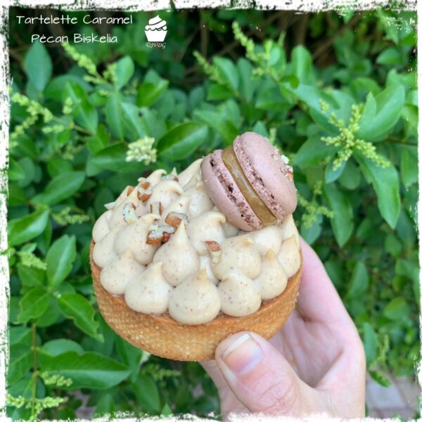 Tartelette Biskélia caramel pécan tenue à la main