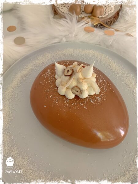 Entremets Seven au glaçage caramel décoré de ganache et de meringuettes