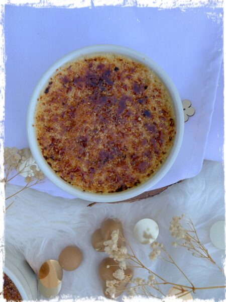 Crème brûlée et sa croûte caramélisée vues de dessus