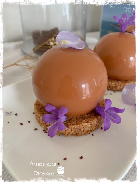 Gros plan sur un entremets American Dream glacé et fleuri