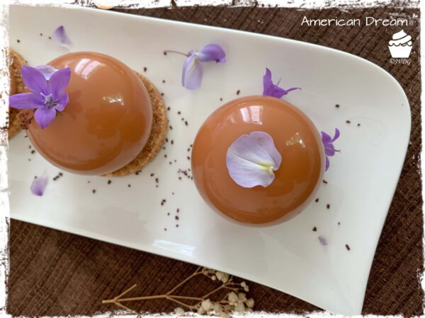 Petits entremets American Dream sur un plat vus de dessus