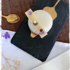 Entremets Mamounette vu de dessus sur une ardoise