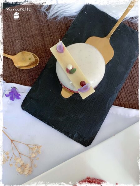 Entremets Mamounette vu de dessus sur une ardoise
