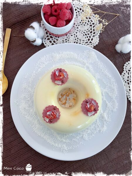 Entremets Miss Coco vu de dessus près d’un bol de framboises