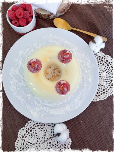Entremets Miss Coco blanc en couronne vu de dessus