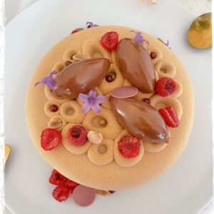 Entremets Papounet décoré de framboises vu de dessus