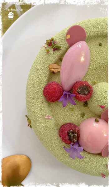 Gros plan sur le décor rose de l’entremets Pistacchio