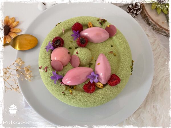 Entremets Pistacchio vu de dessus sur une assiette
