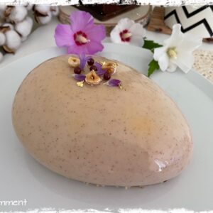 Entremets Évidemment beige décoré de fleurs et de noisettes