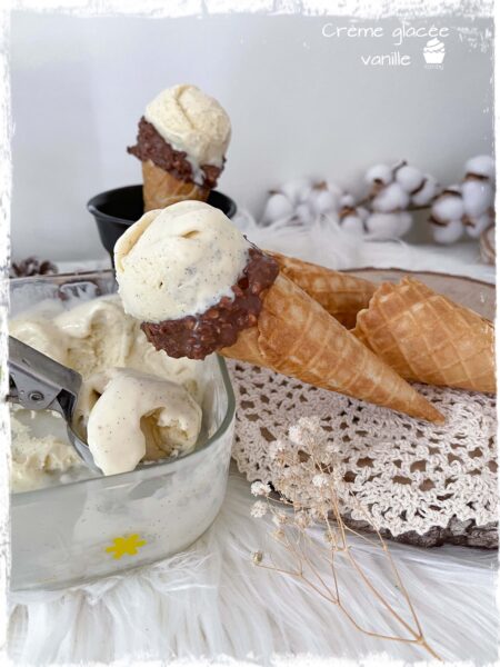 Cornets de crème glacée à la vanille près du bac de glace