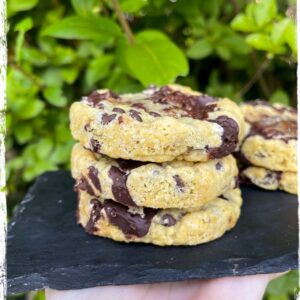 Cookies vegan au chocolat empilés sur une ardoise tenue à la main