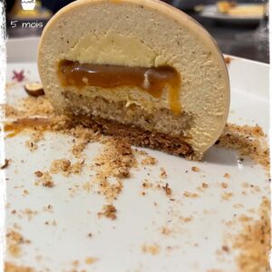 Coupe de la bûche 5 mois montrant le caramel et le crémeux citron