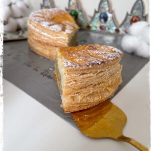 Parts de galette des rois à l’amande montrant le feuilletage