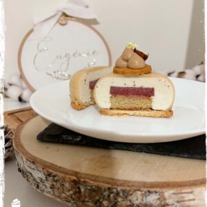 Entremets Romy coupé sur une assiette
